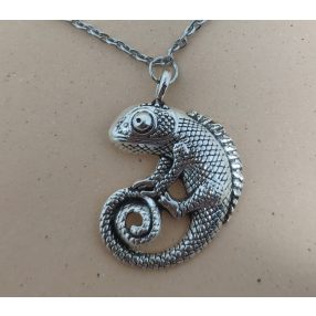 Antik ezüstszínű kaméleon medál 