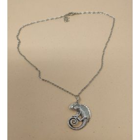 Ezüstszínű nyaklánc dombornyomott kaméleon medállal